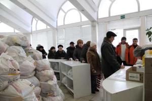 Гуманитарный штаб Ахметова ежедневно выдает продуктовые наборы жителям Донецка 