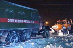 Спасатели ГСЧС продолжают освобождать из снежных заносов транспортные средства и людей