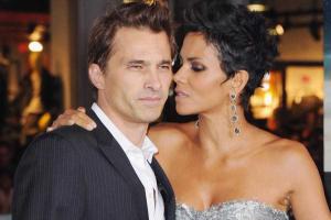 Звездная пара отбивалась от папарацци детским автомобильным сидением