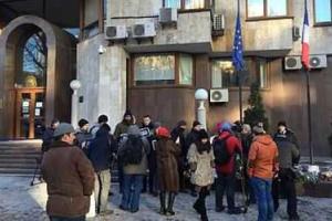 В украинской столице провели акцию солидарности под посольством Франции