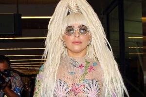 Эпатажная певица борется с похмельем с помощью йоги