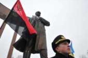 Львовские националисты прошли маршем в честь Степана Бандеры