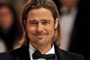 Бред Питт красит ногти