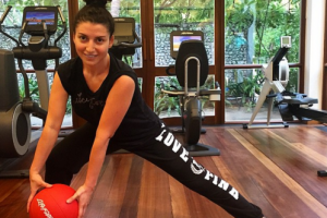 Жасмин висит вверх ногами, чтобы похудеть