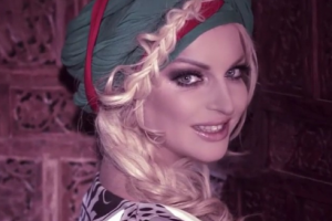 Анастасия Волочкова закинула ноги на тигра