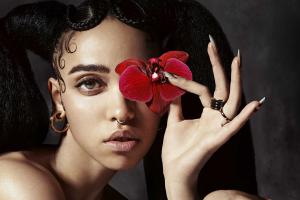 Инопланетная девушка Роберта Паттинсона обнажилась перед камерами