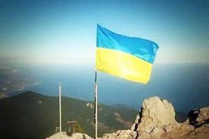 Россиянин установил украинский флаг на самой высокой точке аннексированного Крыма