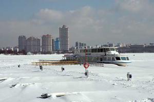 Под лед на Москве-реке ушел автомобиль с водителем
