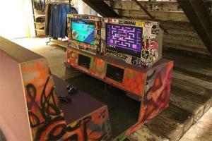 Пока англичанки занимаются шоппингом, их мужья в магазине будут "скучать" у игровых приставок 