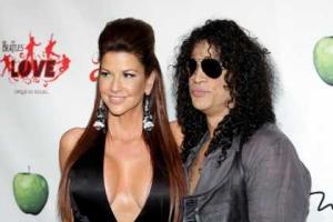 Слэш решил подарить себе свободу в новом году и подал на развод