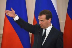 Медведев обещает развлекать детей на елке, пока их родину будет трясти от выстрелов оружия из РФ