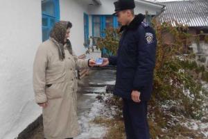 Участковый инспектор на Житомирщине помог пенсионерке вернуть похищенные сбережения