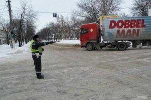 Сотрудники ГАИ Николаевщины помогли водителям успеть домой до Нового года