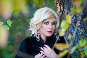 Фото топлес в подарок от травести-дивы Монро 