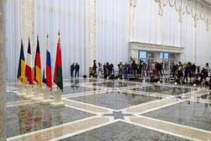 Президент Украины прибыл во Дворец Независимости в Минске