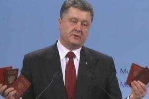 Российские паспорта появились в руках Порошенко во время выступления в Мюнхене