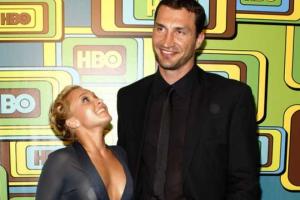 Американская жена украинского боксера примерила вышиванку 