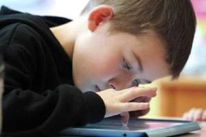 Активное использование гаджетов признали опасным для развития личности детей