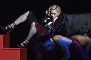 Мадонна чуть не свернула шею во время эффектного падения