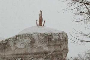 Перформанс голого художника в Воронеже 