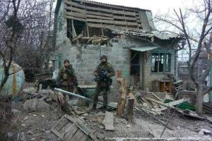 На Донетчине пограничники спасли из-под завалов пожилую женщину