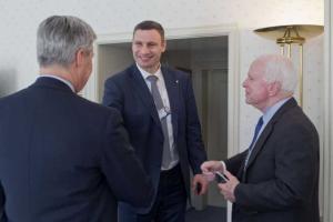 Мы должны построить сильную армию - В.Кличко