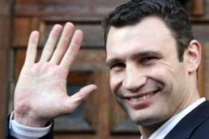 Киевский мэр вышел на улицы столицы с цветами и поздравлениями для женщин
