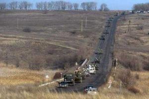 Колонны российской военной техники продолжают путешествовать по Донбассу