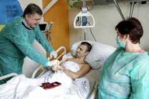 Порошенко лично вручил орден бойцу, который находится на лечении в Германии
