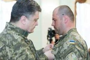 Президент лично вручил ордена "Золотая звезда" четырем военным командирам - Героям Украины 