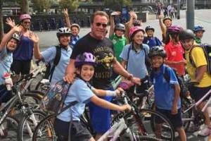 Полицейские не стали штрафовать Шварценеггера за нарушение ПДД