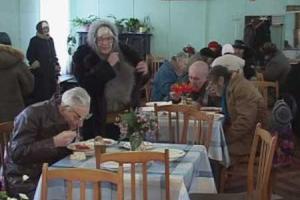 В Луганске продолжают подкармливать одиноких нетрудоспособных граждан