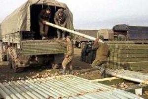 На оккупированной Луганщине местные жители разгружают боеприпасы, которые потом убивают украинцев