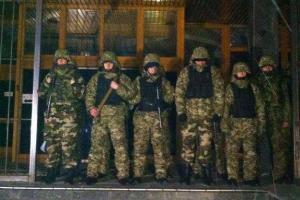 Что за "зеленые человечки" собрались под зданием "Укрнафты"?