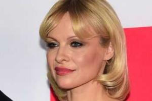 Памела Андерсон на премьеру боевика "Стрелок" пришла в сопровождении сына