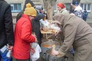 Для Луганска стала обычной картина очереди голодных людей за едой
