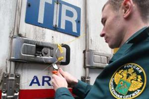 Россия незаконно гонит оружие в Украину, а на свою территорию не пропускает даже цветы без "бумажки"