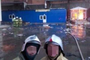 Двое пожарных позировали на фоне полыхающего ТЦ "Адмирал", пока в нем горели люди