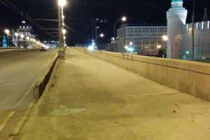 Неизвестные ночью "очистили" место убийства Немцова от цветов и фотографий