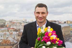 Киевлянки получили поздравления и цветы из рук Виталия Кличко 