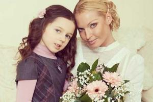 Звезды Анастасия Волочкова и ее дочь Ариадна устали от всеобщего к ним внимания