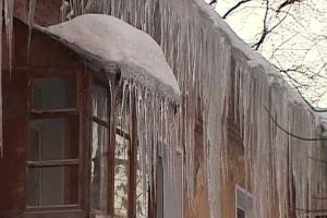 В Москве ледяная глыба уложила на больничную койку мать с младенцем