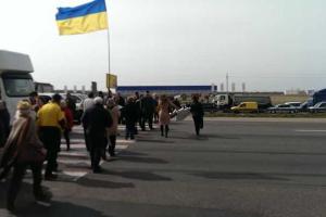 Жители Киевщины перекрыли Кольцевую дорогу в обоих направлениях