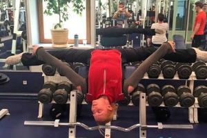 Звездная балерина растягивает ноги на радость фанатам