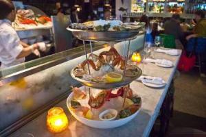 Американка, заказав обед в ресторане, нашла 50 жемчужин в устрице 