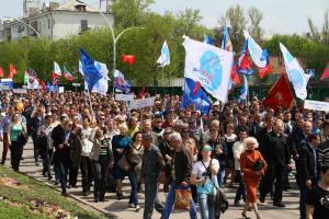 Жители Луганска приняли участие в первомайском параде