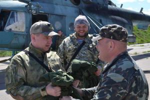 Военные вертолетчики, работающие в зоне АТО, получили подарки от волонтеров