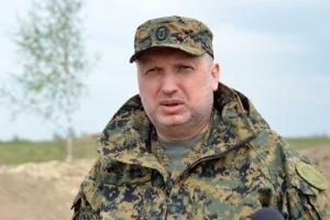 Турчинов посетил испытания оборонительных сооружений на Житомирском полигоне