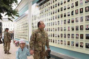 Со "Стены памяти" на киевлян и гостей города смотрят герои, отдавшие жизнь за Родину