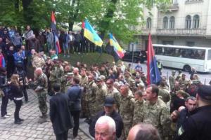 В центре Львова две организации столкнулись у памятника Вячеславу Чорновилу